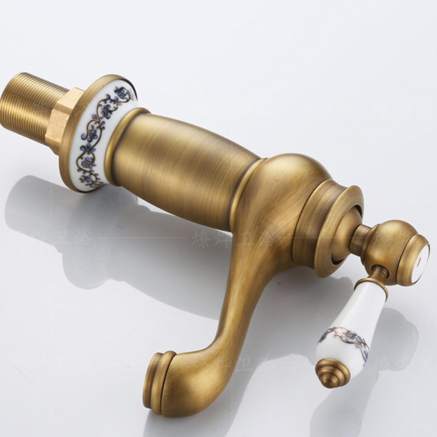 Robinet vintage pour salle de bain en laiton