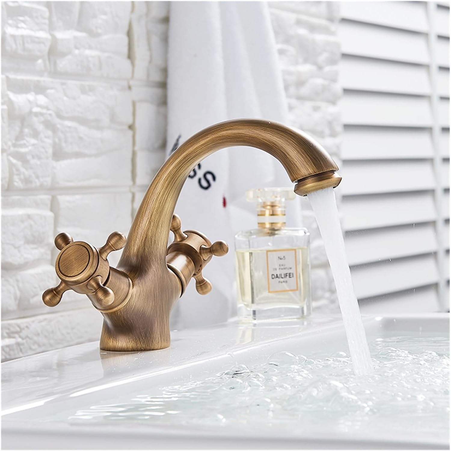 Robinet vintage pour salle de bain en laiton