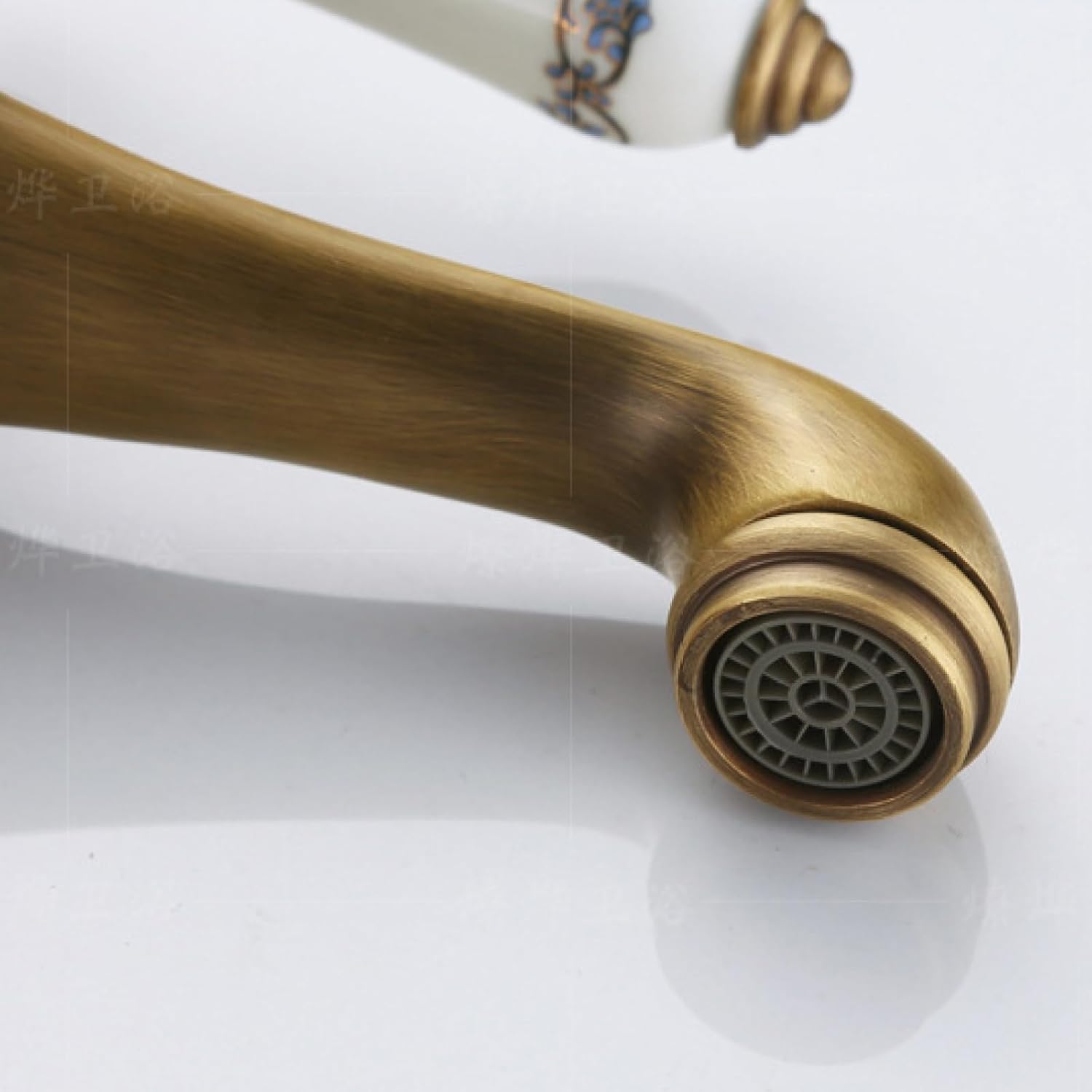 Robinet haut vintage pour vasque salle de bain en laiton