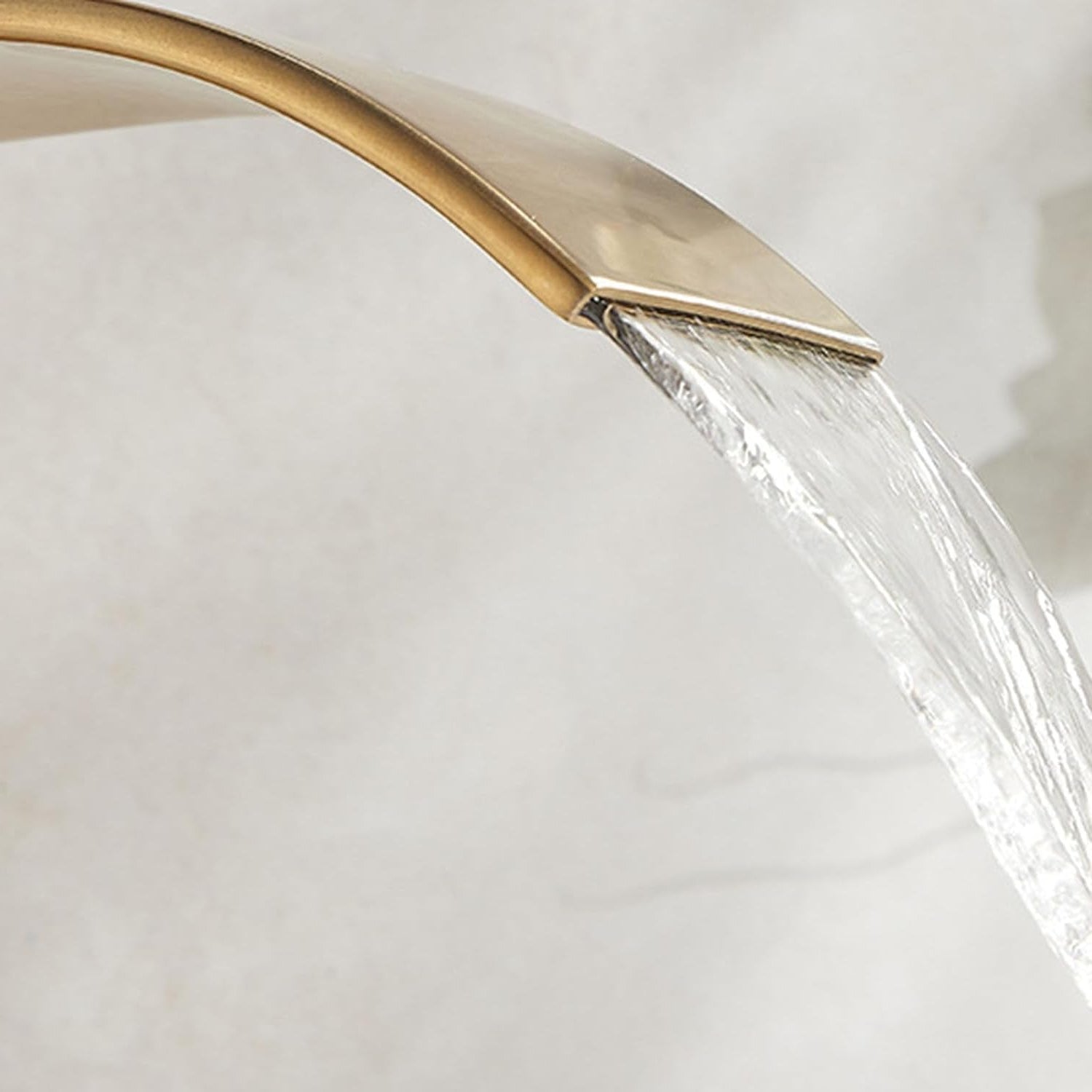 Robinet haut cascade pour vasque salle de bain en laiton