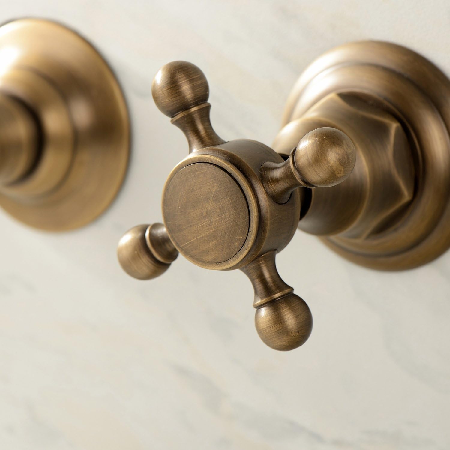 Robinet mural pour salle de bain en laiton