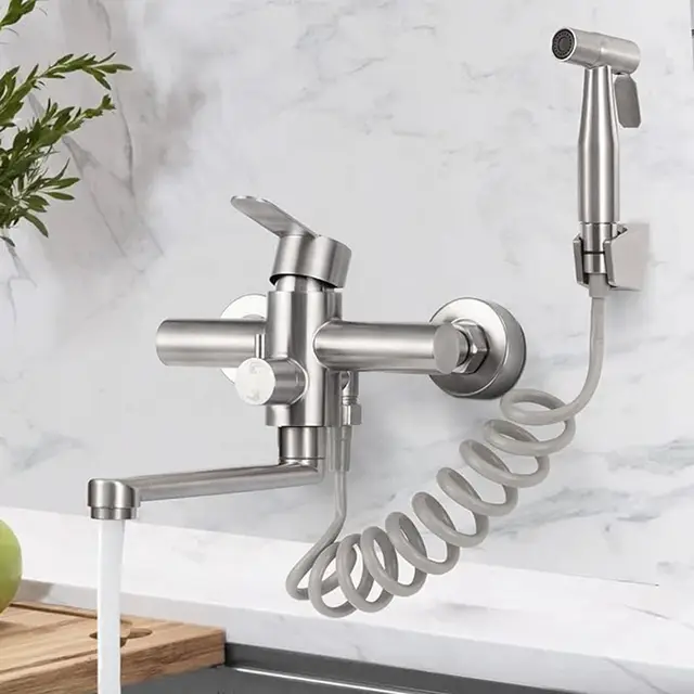 Robinet cuisine mural avec douchette extractible en laiton